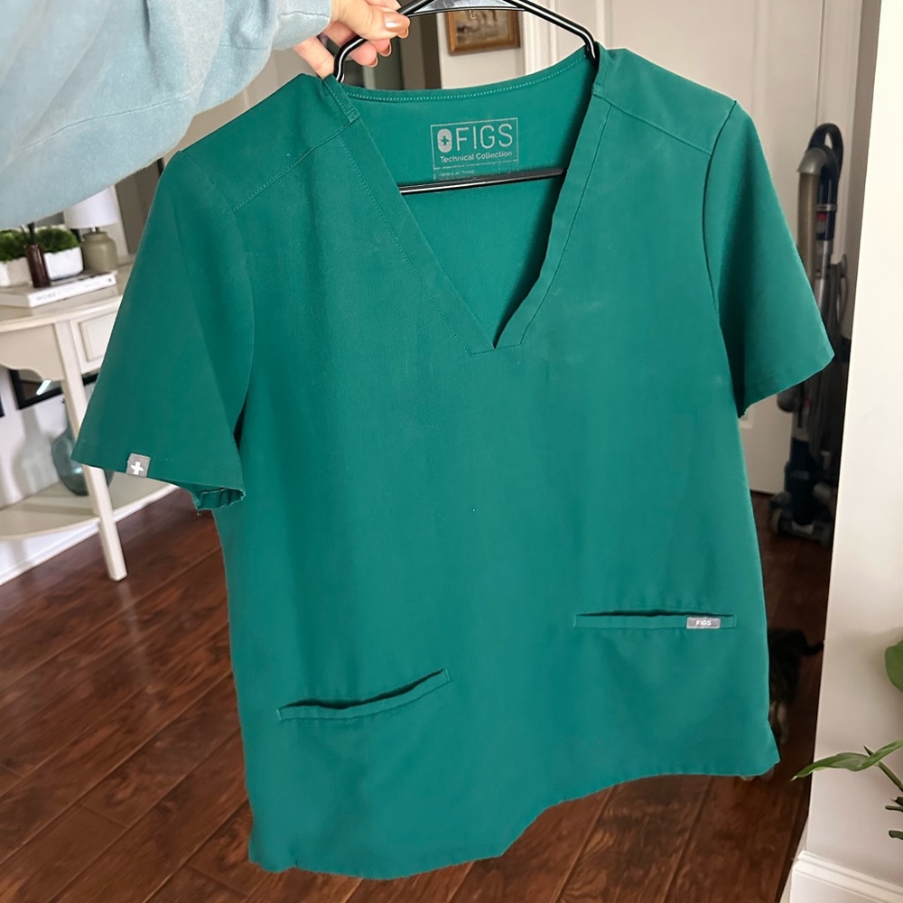 Figs scrub top